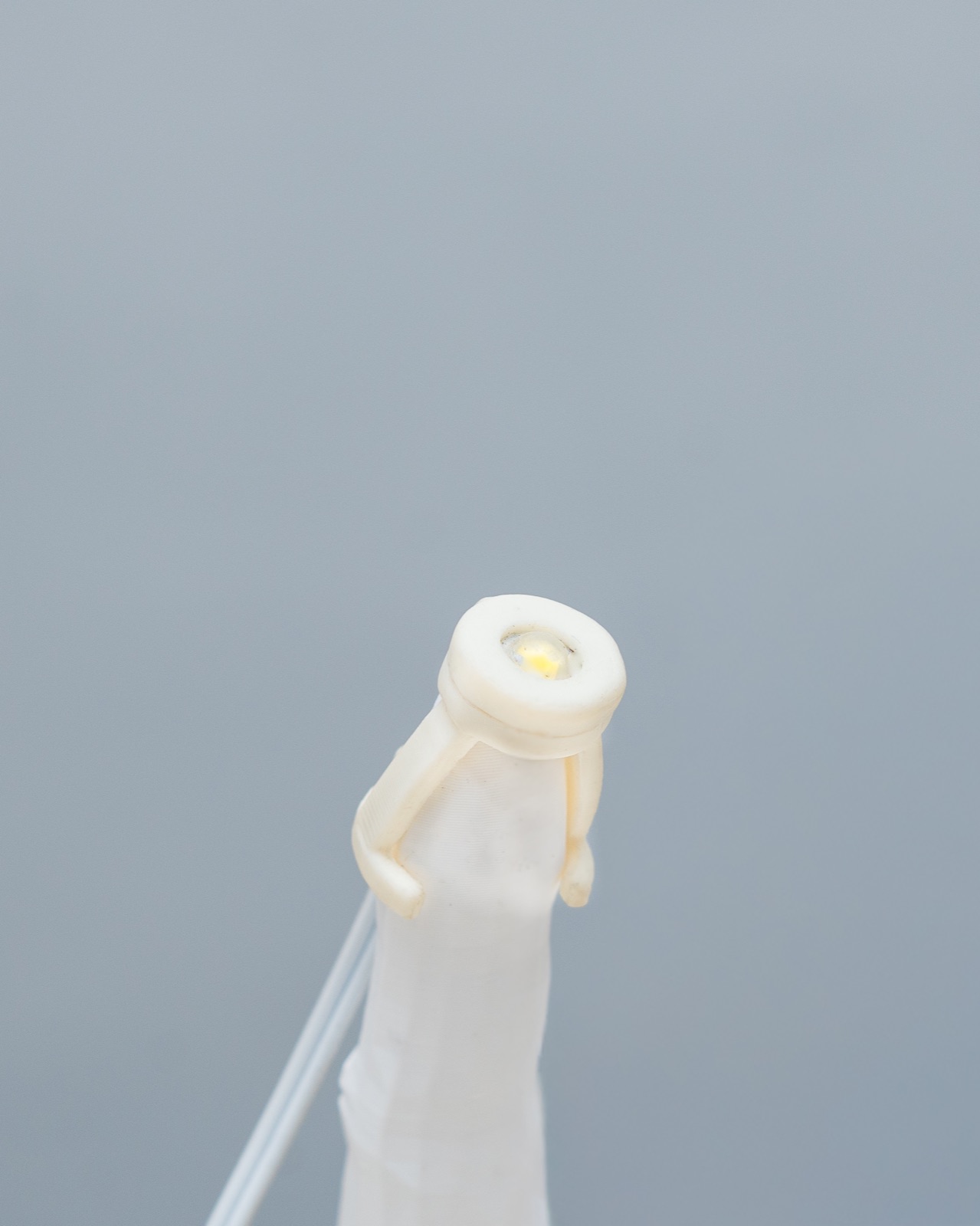 Foto detail lampu LED dan dudukan pada ujung telunjuk mannequin